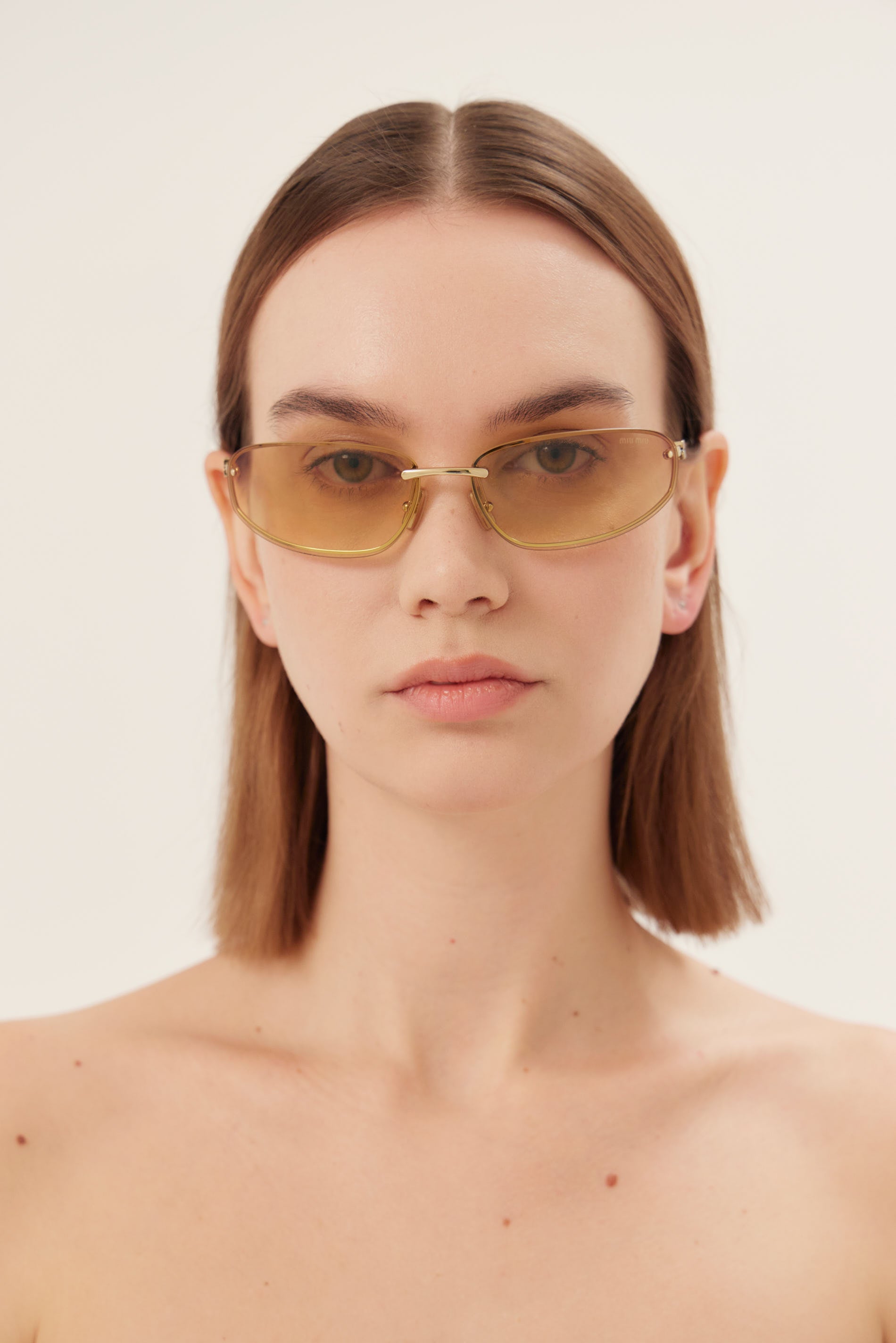 Gafas de sol de carreras doradas Miu Miu 0MU A50S 5AK7R1