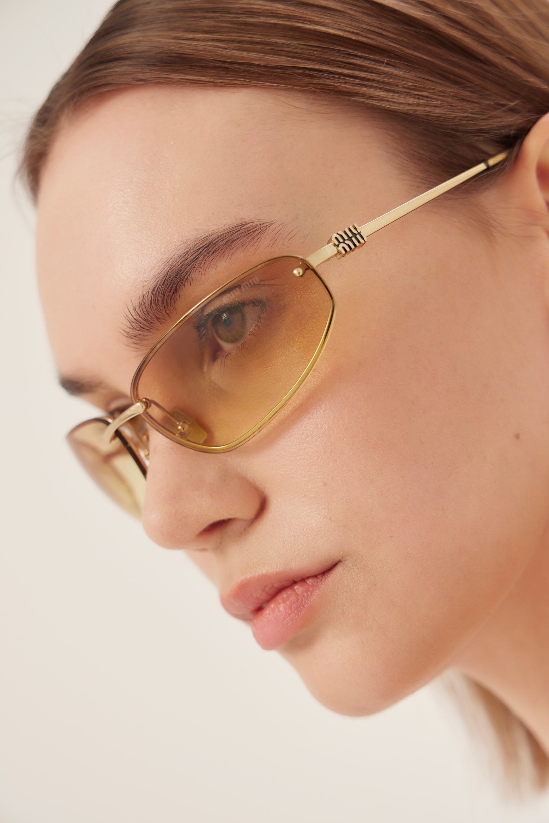 Gafas de sol de carreras doradas Miu Miu 0MU A50S 5AK7R1