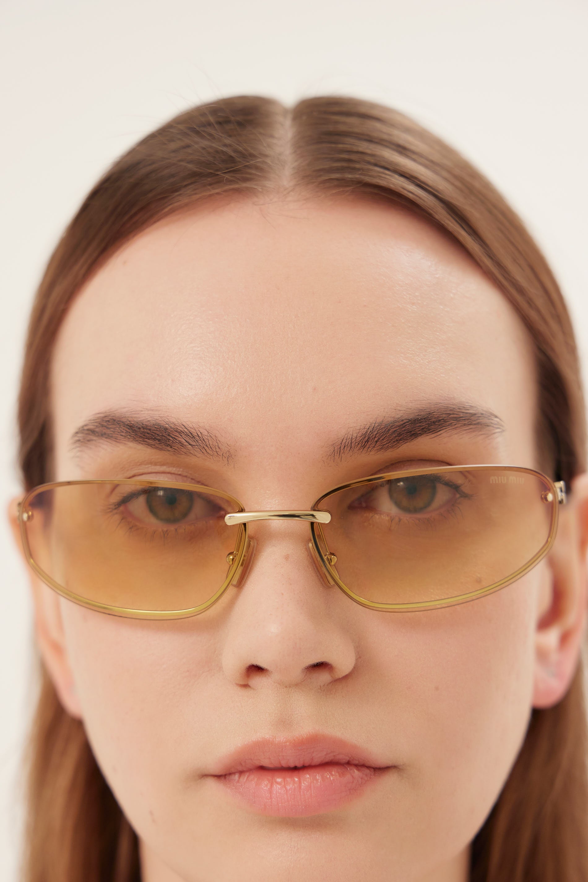 Gafas de sol de carreras doradas Miu Miu 0MU A50S 5AK7R1